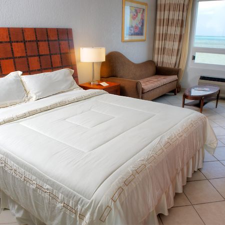 Ramada By Wyndham Princess Belize City Otel Oda fotoğraf