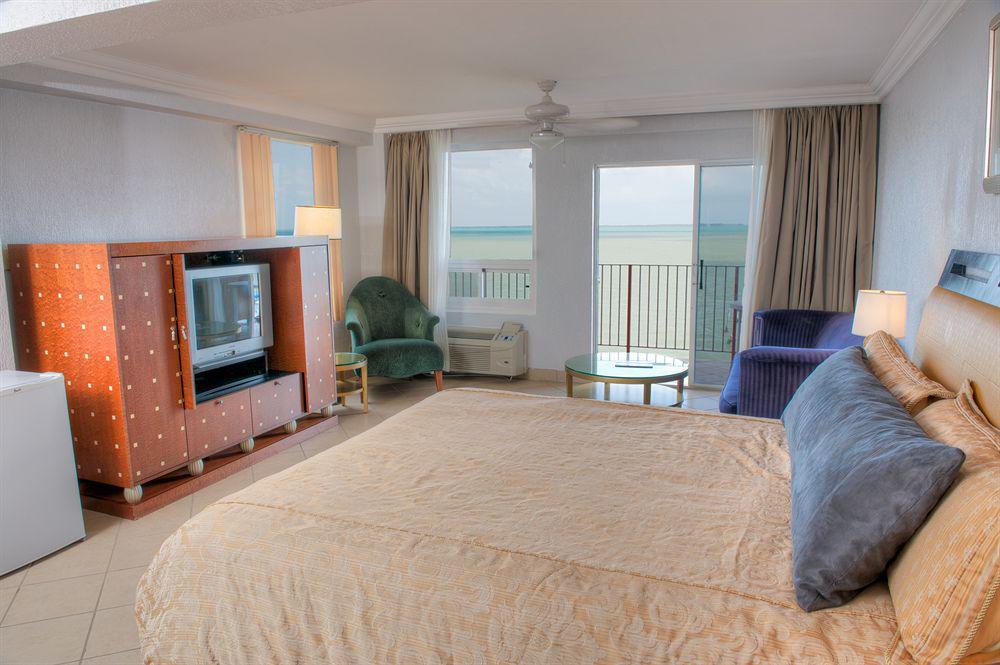 Ramada By Wyndham Princess Belize City Otel Oda fotoğraf